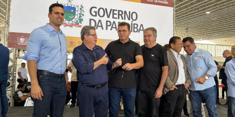 Município de Sumé recebe novo ônibus escolar do Governo do Estado