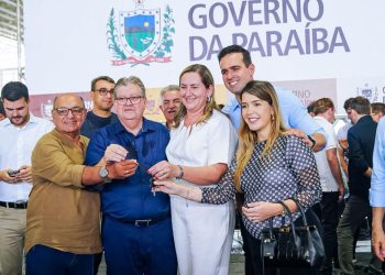 Prefeita Ana Paula recebe ônibus escolar 0 km do Governo do Estado e agradece parceiros do desenvolvimento de Monteiro