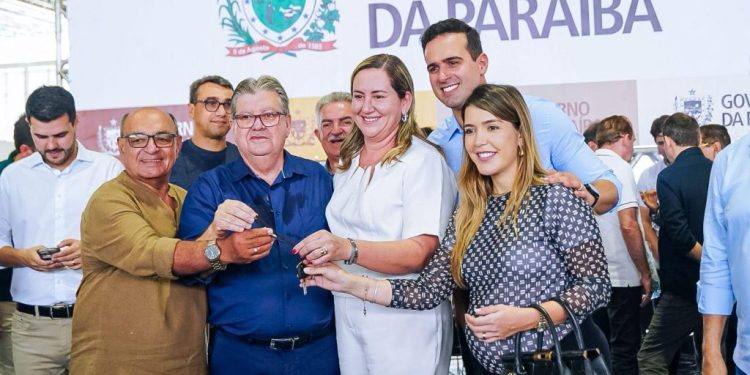 Prefeita Ana Paula recebe ônibus escolar 0 km do Governo do Estado e agradece parceiros do desenvolvimento de Monteiro