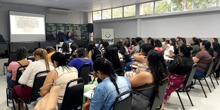 Prefeitura de Campina Grande promove capacitação sobre os prejuízos no uso excessivo de telas e conteúdos inadequados para crianças na primeira infância
