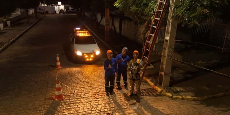Secretaria de Infraestrutura realiza reposição de lâmpadas em toda a cidade