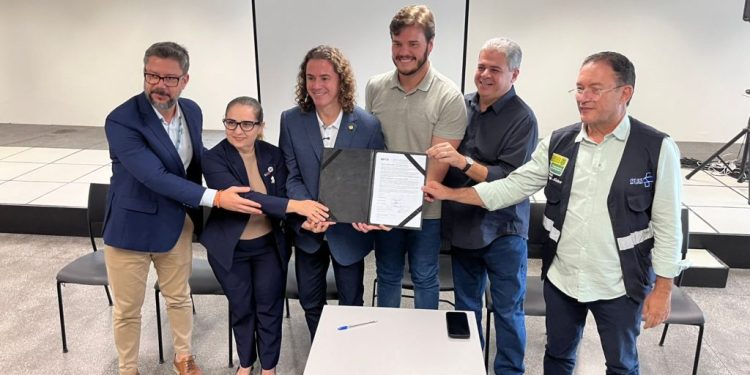 Bruno celebra assinatura para construção da Policlínica Regional de Campina e destaca articulação com Veneziano