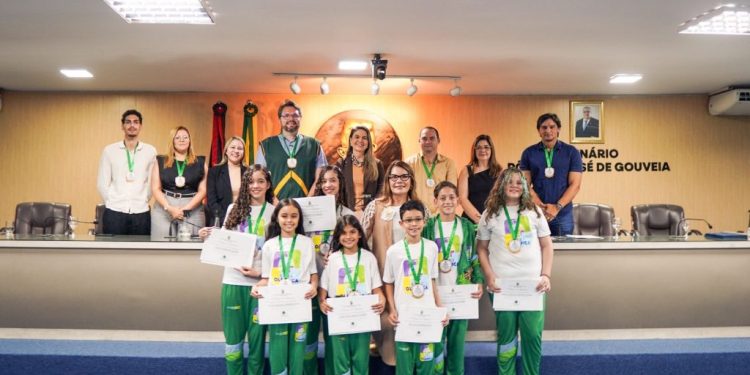 Estudantes da Rede Municipal são homenageados na CMCG por conquista em Olimpíada Internacional de Matemática na Ásia Estudantes da Rede Municipal são homenageados na CMCG por conquista em Olimpíada Internacional de Matemática na Ásia