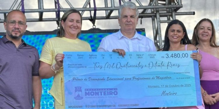 Gestão Municipal realiza grande festa para os professores da rede e entrega bonificação de incentivo ao desempenho escolar