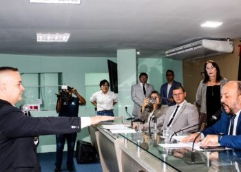 Suplente Plínio Gomes toma posse como vereador na CMCG
