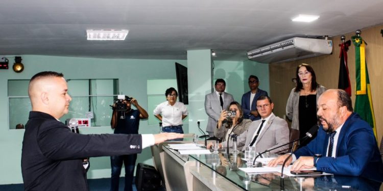 Suplente Plínio Gomes toma posse como vereador na CMCG