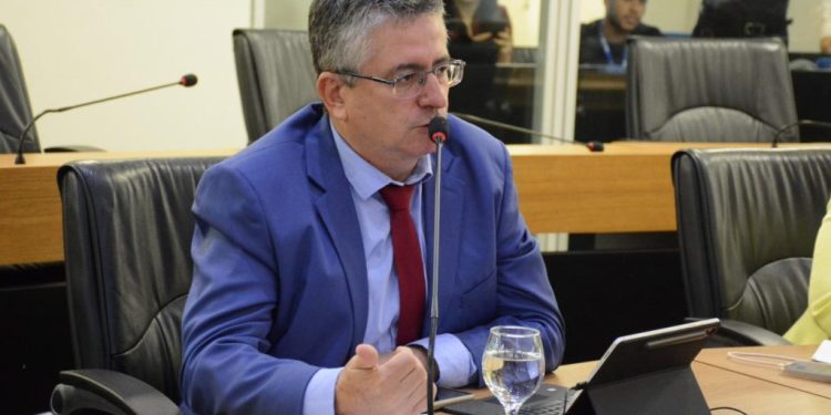Assembleia derruba veto de João Azevêdo e garante lei de Dr. Romualdo que cria Política Estadual de Avaliação em Saúde nas escolas