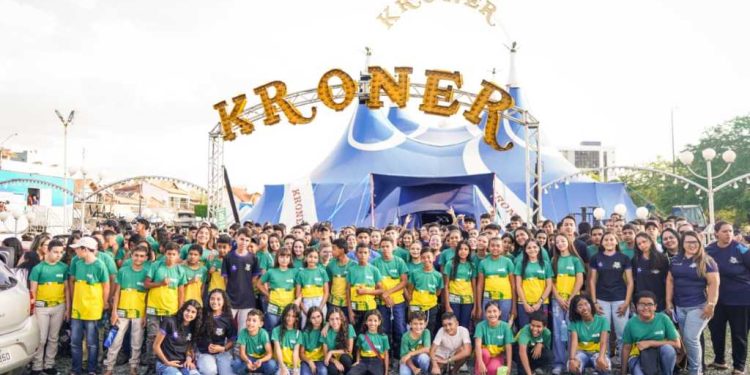 Estudantes de escolas municipais de Campina Grande assistem a espetáculo especial no Circo