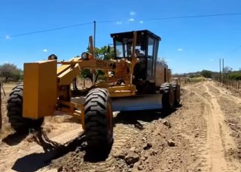 Parcerias: Ana Paula e Cajó fiscalizam obra de recuperação da estrada de Santa Catarina, agradecem ao legislativo monteirense e ao Governo do Estado