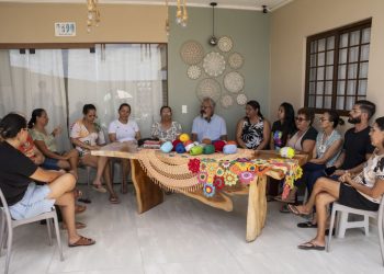 Crocheteiras de Boqueirão têm oficina com Ronaldo Fraga e resultado será apresentado no 41° Salão do Artesanato Paraibano