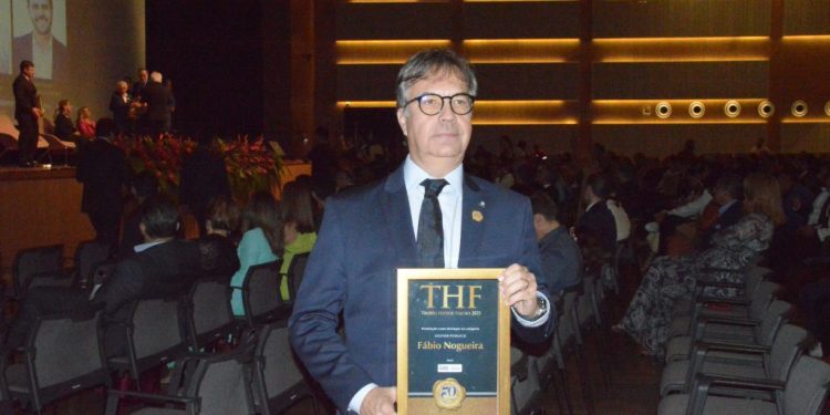 Presidente Fábio Nogueira recebe Prêmio Heitor Falcão na celebração dos 50 anos de jornalismo de Abelardo Jurema