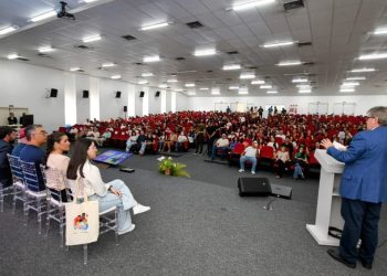 João Azevêdo lança programa com bolsas para universitários na Paraíba