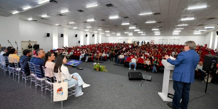 João Azevêdo lança programa com bolsas para universitários na Paraíba