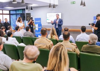 Lucas Ribeiro assina termo que confirma base da Latam em Campina Grande e novo voo para Brasília
