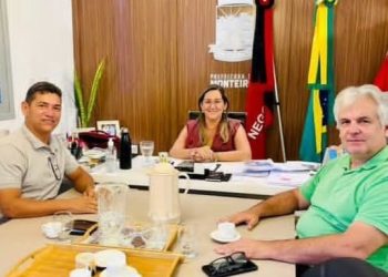 Prefeita Ana Paula e vice Cajó, realizam reunião de planejamento com o secretário de Agricultura, Rogério Leite