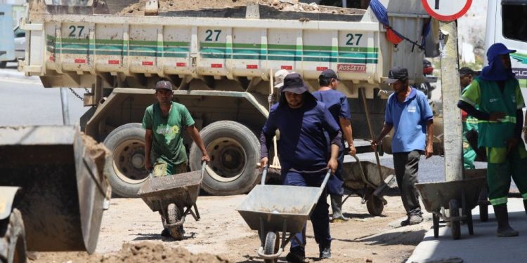 SESUMA age com rapidez na limpeza das ruas e desobstrução de galerias após rompimento de reservatório da Cagepa