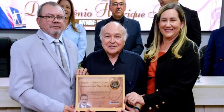 Prefeita Ana Paula prestigia sessão especial em homenagem a médico Monteirense e lideranças religiosas da Assembleia de Deus