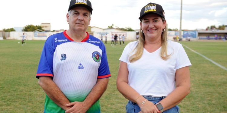 Prefeita Ana Paula e vice-prefeito Cajó anunciam Flávio José como atração do São João de Monteiro 2026 – “Cidade Forró”