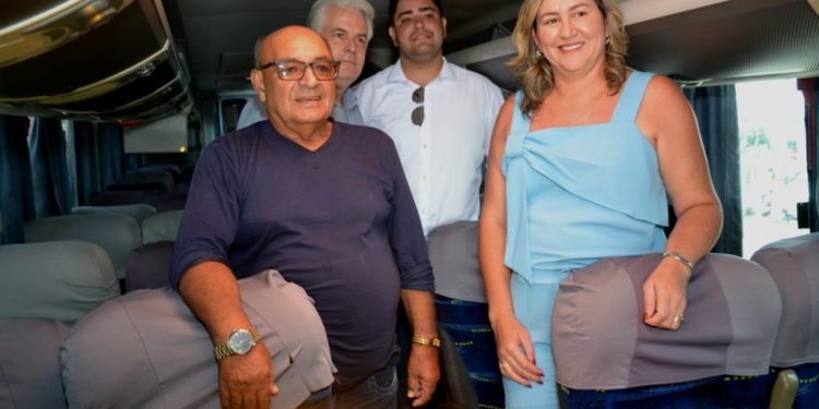 Monteiro comemora aprovação de 99% da frota de ônibus escolares Monteiro comemora aprovação de 99% da frota de ônibus escolares