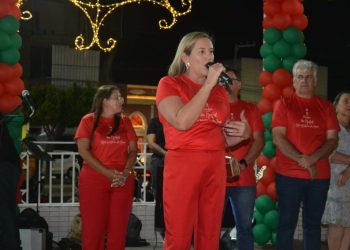 Ana Paula e Cajó reúnem população e abrem programação do Monteiro Natal de Luz
