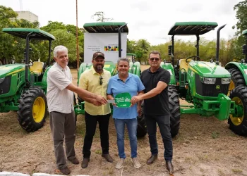 Prefeitura de Sumé recebe dois tratores para fortalecer a agricultura do município