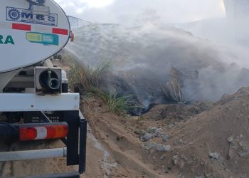 SESUMA mobiliza três caminhões-pipa e utiliza mais de 100 mil litros de água no combate a incêndio em fábrica de São José da Mata