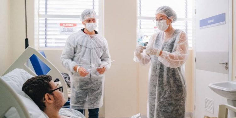 Paciente do primeiro transplante cardíaco pediátrico da Paraíba recebe alta no Hospital Metropolitano