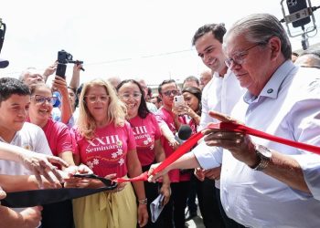João Azevêdo entrega piscina terapêutica da Apae de Campina Grande