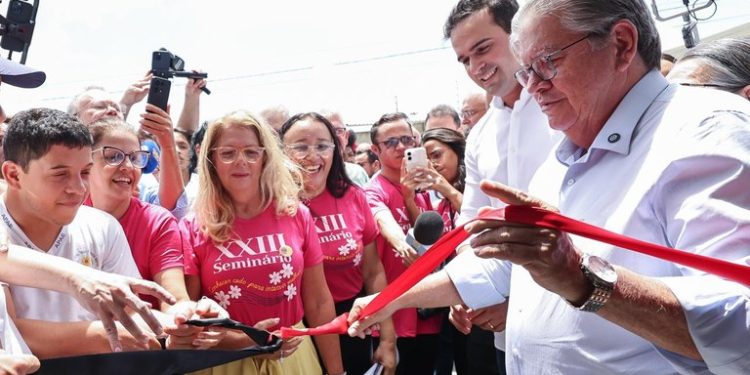 João Azevêdo entrega piscina terapêutica da Apae de Campina Grande