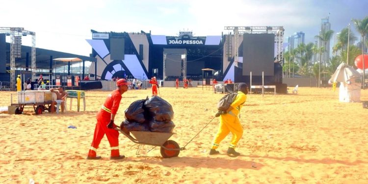 Operação da Emlur coleta 100 toneladas de resíduos na Orla e garante praias limpas nas primeiras horas de 2026