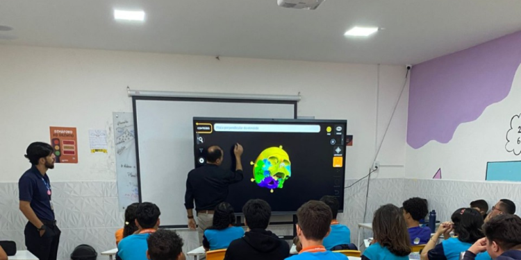 PB supera média nacional em conectividade escolar e impulsiona adoção de telas interativas