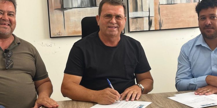 Prefeitura de Sumé dá ordem de serviço para pavimentar mais 12 ruas na cidade. Prefeitura de Sumé dá ordem de serviço para pavimentar mais 12 ruas na cidade.