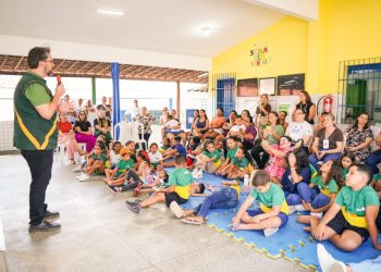 Campina Grande inicia ano letivo para mais de 35 mil estudantes e entrega kits escolares