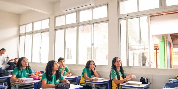 Enquanto o Brasil registra queda no número de crianças e jovens na escola, Campina Grande registra crescimento nas matrículas