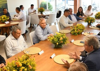 João Azevêdo e general do Exército tratam sobre parcerias nas áreas de Ciência e Tecnologia e combate aos efeitos da estiagem