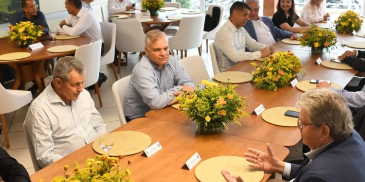 João Azevêdo e general do Exército tratam sobre parcerias nas áreas de Ciência e Tecnologia e combate aos efeitos da estiagem