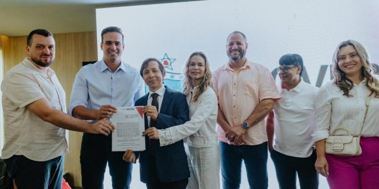 Lucas Ribeiro assina termos de fomento e destaca maior apoio já realizado a eventos do período carnavalesco em Campina Grande
