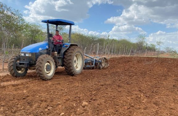 Corte de terras em Monteiro já beneficiou mais de 250 agricultores. Novos cadastros estão abertos