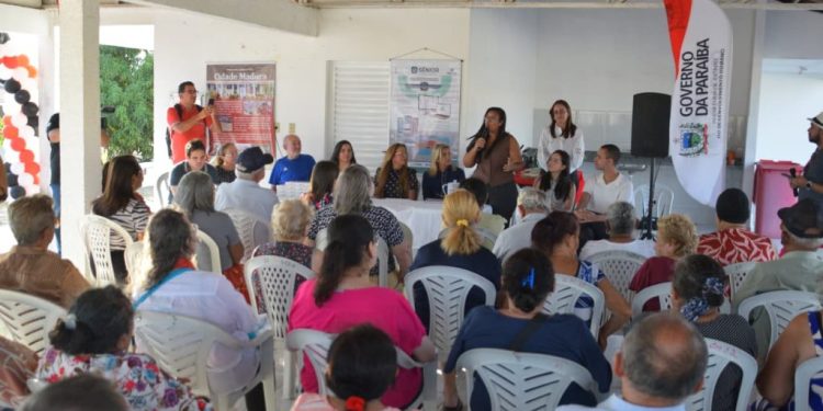 Em Campina Grande: entrega de relógios para monitorar saúde beneficia moradores do Cidade Madura