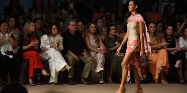 João Azevêdo prestigia desfile do artesanato e destaca desenvolvimento do segmento na Paraíba