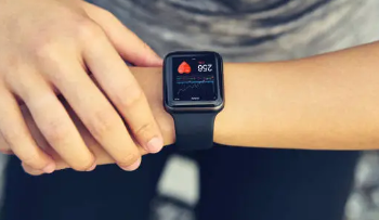 Entrega de relógios de monitoramento da saúde para idosos do Cidade Madura de Campina Grande, por meio de parceria entre o Governo do Estado e a UEPB.