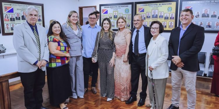 Prefeita Ana Paula e vice Cajó participam de entrega de título de cidadão à 1ª dama da Paraíba, em Monteiro