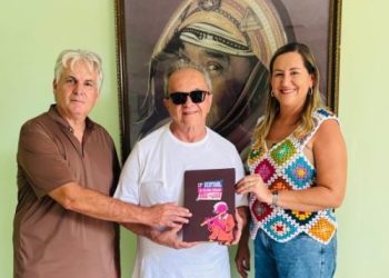 Prefeita Ana Paula e vice-prefeito Cajó entregam convite de homenagem a Flávio José