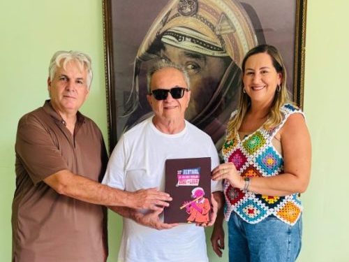 Prefeita Ana Paula e vice-prefeito Cajó entregam convite de homenagem a Flávio José