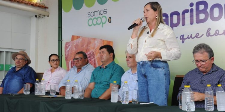 Ana Paula e Cajó participam da entrega e recebem secretário de estado da agropecuária