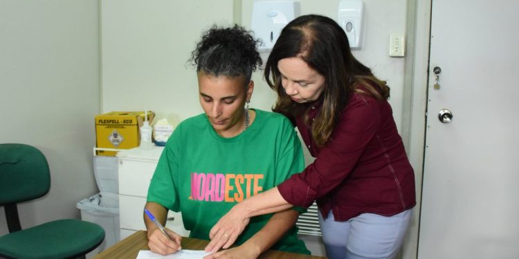 ‘Minha Origem, Minha História’: francesa está em João Pessoa à procura de seus pais biológicos