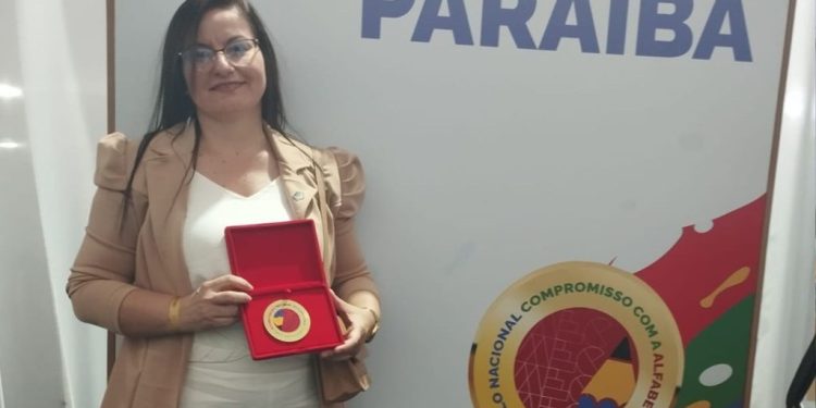 Sumé recebe selo ouro por alfabetização na idade certa Sumé recebe selo ouro por alfabetização na idade certa