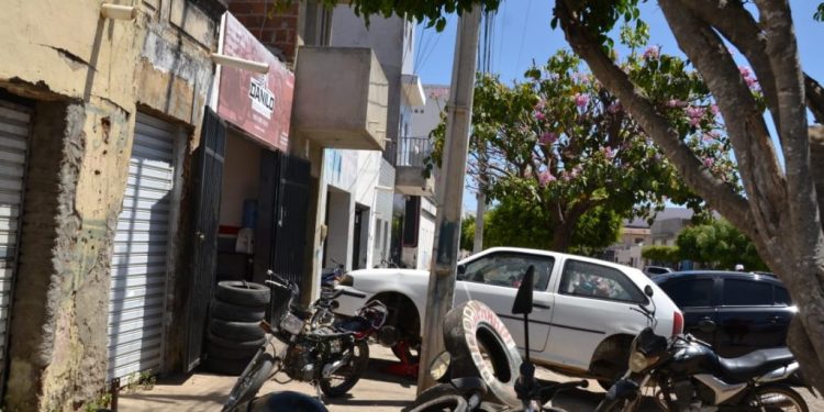 Secretaria de Administração notifica comerciantes sobre ocupação irregular de calçadas