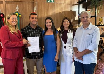 Prefeita Ana Paula e vice-prefeito Cajó Menezes empossam novos concursados