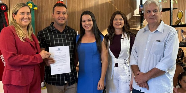Prefeita Ana Paula e vice-prefeito Cajó Menezes empossam novos concursados